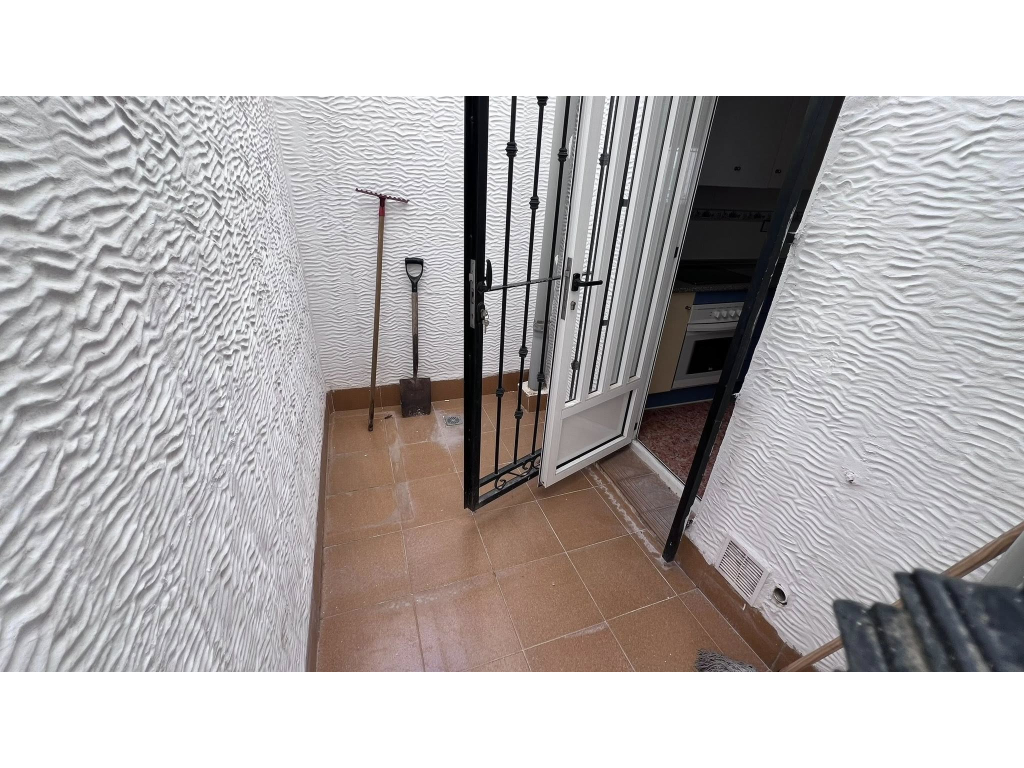 Sold - 2 BED 1 BATH GROUND FLOOR APARTMENT -  - Alicante