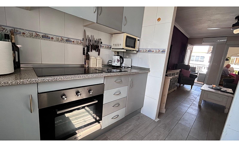 TOP FLOOR 2 BED 1 BATH APARTMENT