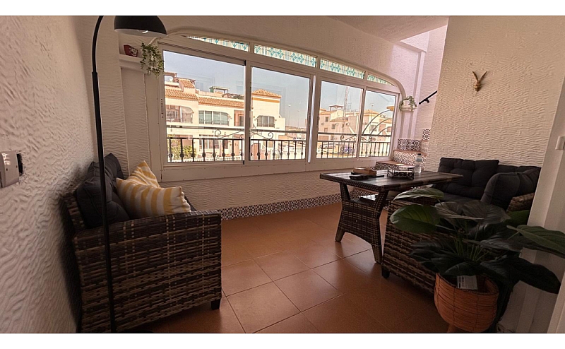 TOP FLOOR 2 BED 1 BATH APARTMENT