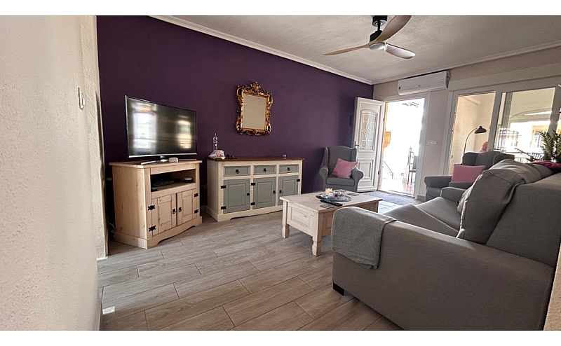 TOP FLOOR 2 BED 1 BATH APARTMENT