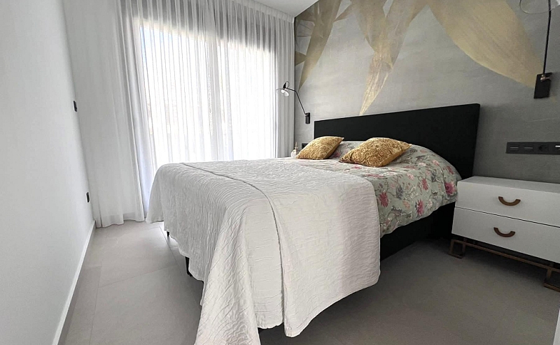 LUXURY GROUND FLOOR 2 BED 2BATH APARTMENT