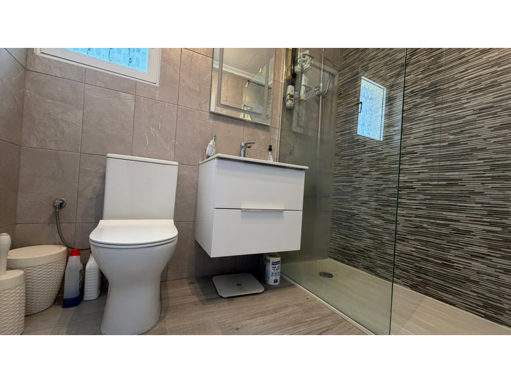 For sale - PRESTIGIOUS 2 BED 1 BATH TOP FLOOR APARTMENT -  - 