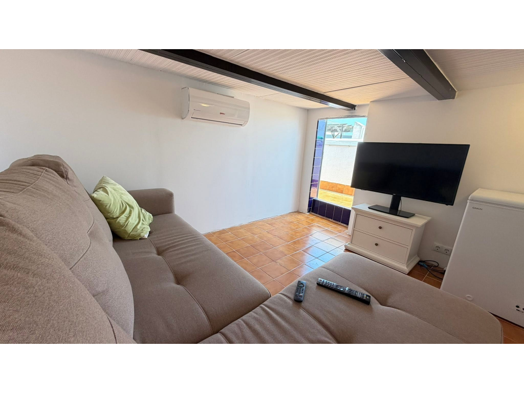 For sale - PRESTIGIOUS 2 BED 1 BATH TOP FLOOR APARTMENT -  - 