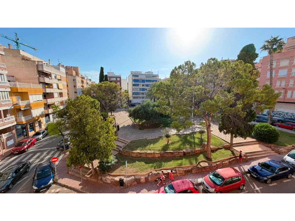For sale - 2 BED 1 BATH CITY APARTMENT IN TORREVIEJA -  - Alicante