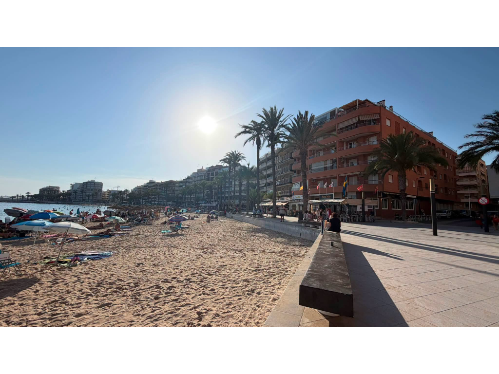For sale - 2 BED 1 BATH CITY APARTMENT IN TORREVIEJA -  - Alicante