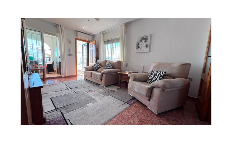 2 BED 1 BATH TOP FLOOR APARTMENT ENTRE NARANJOS VISTABELLA