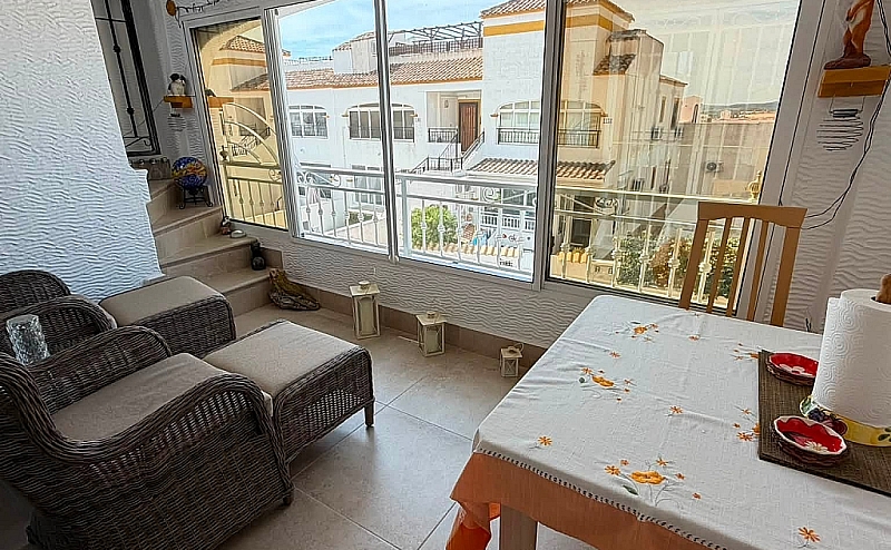 TOP FLOOR 2 BED 1 BATH APARTMENT