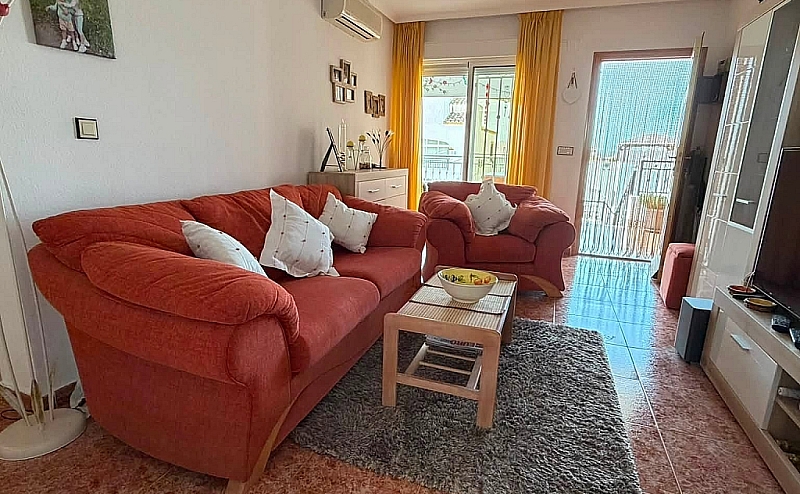 TOP FLOOR 2 BED 1 BATH APARTMENT