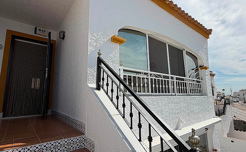 TOP FLOOR 2 BED 1 BATH APARTMENT