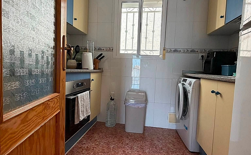 TOP FLOOR 2 BED 1 BATH APARTMENT