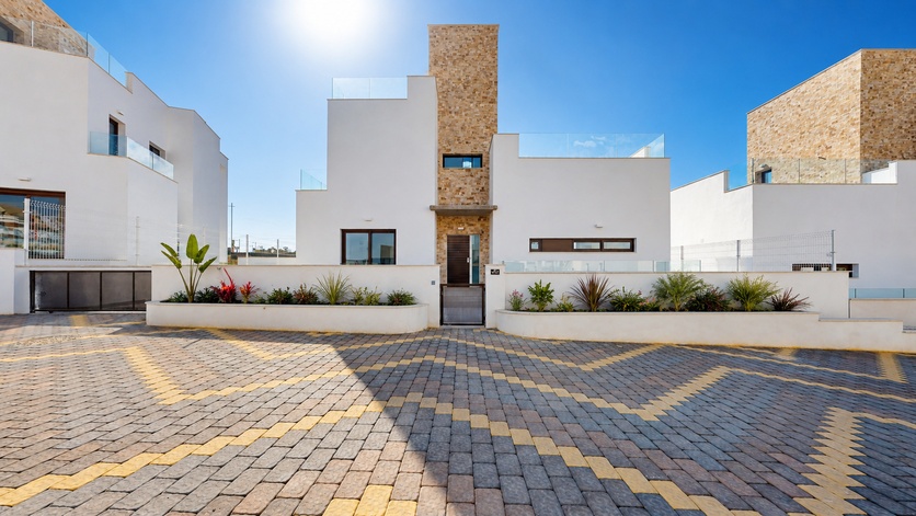 For sale - 5 Bedroom 3 Bathroom detached in Finestrat - Finestrat  - Alicante