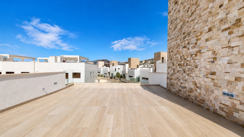 For sale - 5 Bedroom 3 Bathroom detached in Finestrat - Finestrat  - Alicante