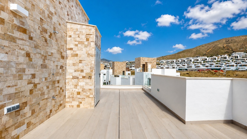 For sale - 5 Bedroom 3 Bathroom detached in Finestrat - Finestrat  - Alicante