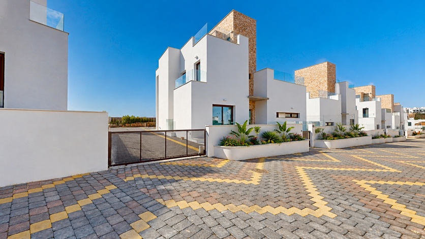 For sale - 5 Bedroom 3 Bathroom detached in Finestrat - Finestrat  - Alicante