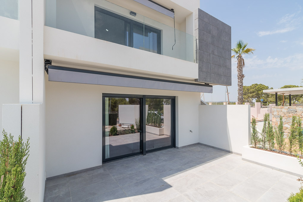 For sale - 3 Bedroom 2 Bathroom low-bungalow in Torrevieja - Torrevieja  - Alicante