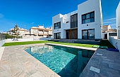 5 Bedroom 4 Bathroom detached in Torrevieja
