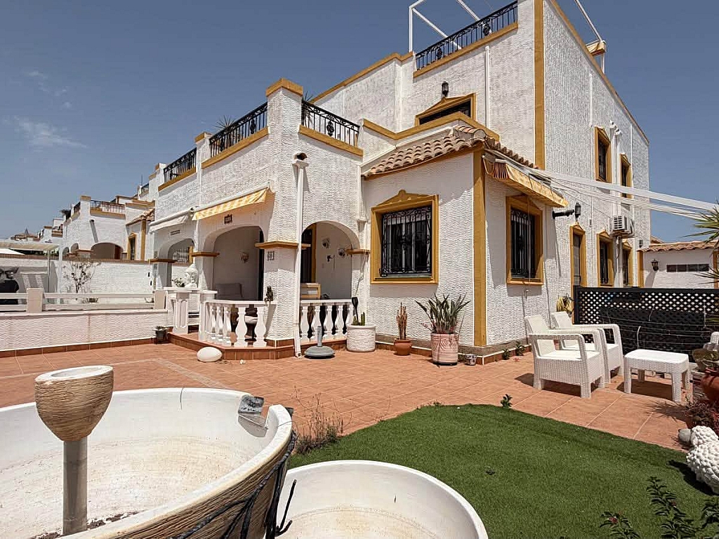 STUNNING 3 BED 2 BATH QUAD ENTRE NARANJOS