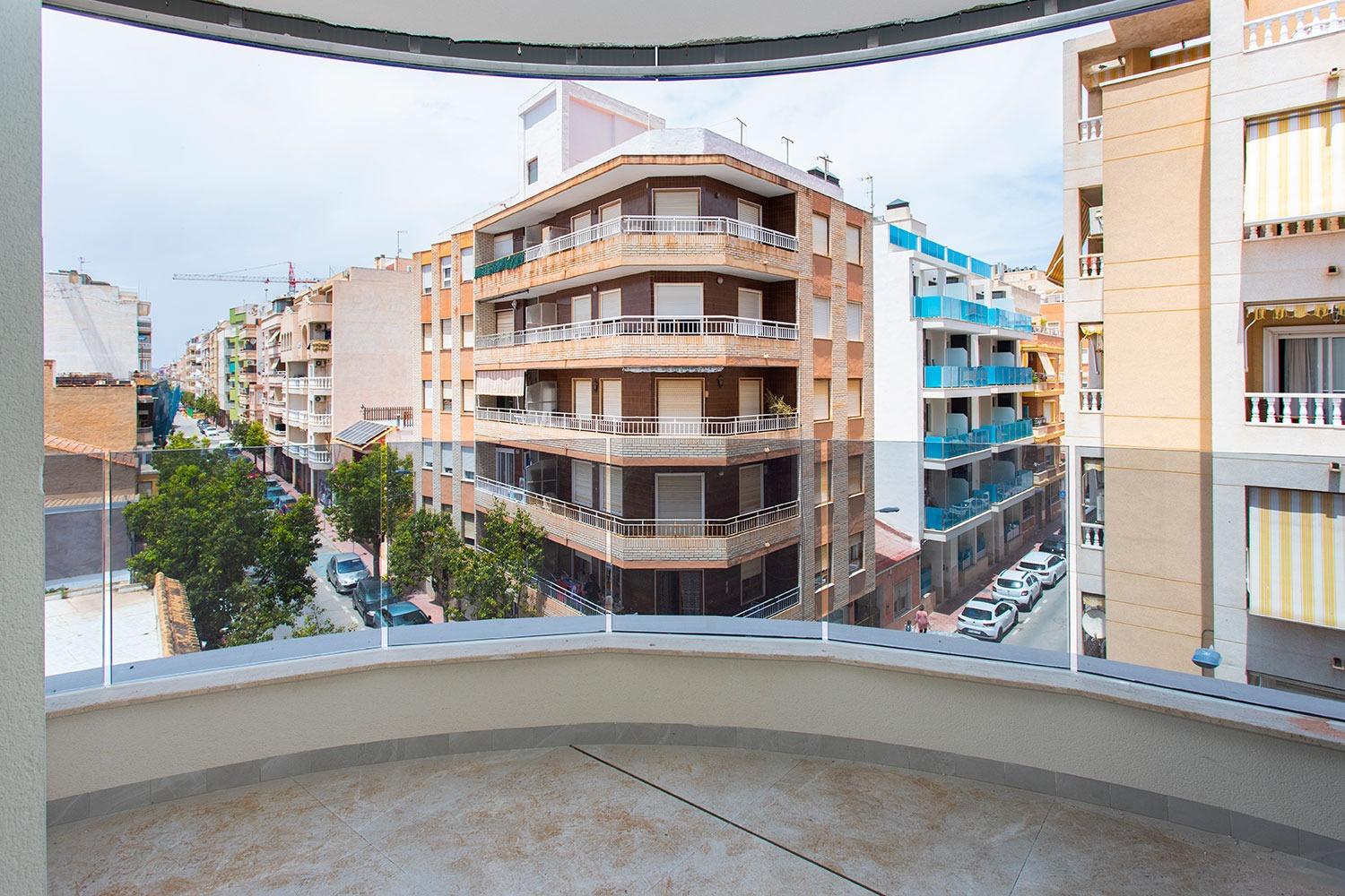 For sale - 2 Bedroom 2 Bathroom Apartment in Torrevieja - Paseo maritimo  - Alicante