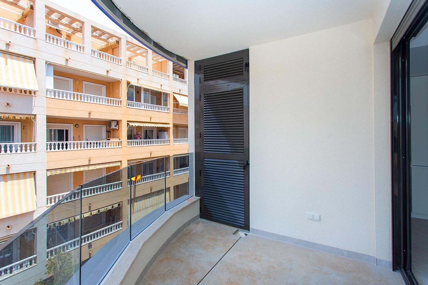 For sale - 2 Bedroom 2 Bathroom Apartment in Torrevieja - Paseo maritimo  - Alicante