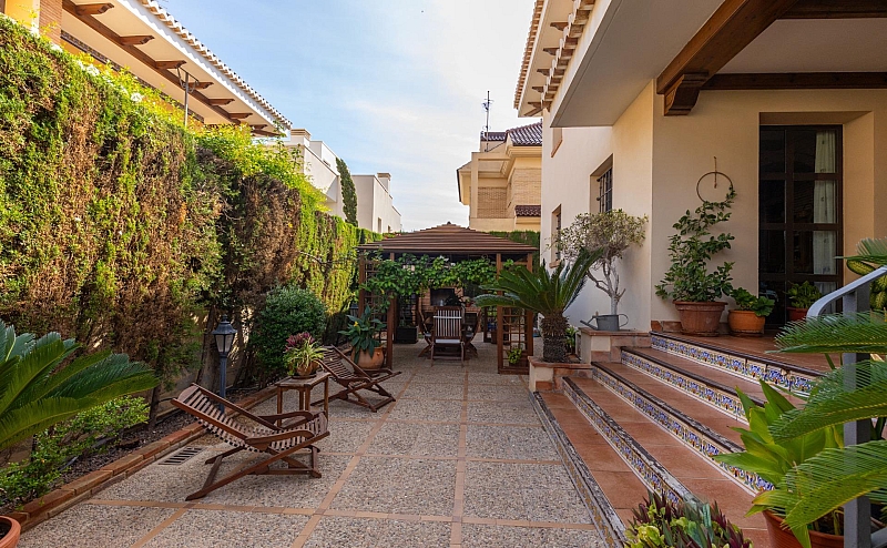 6 Bedroom 6 Bathroom Villa in Torrevieja