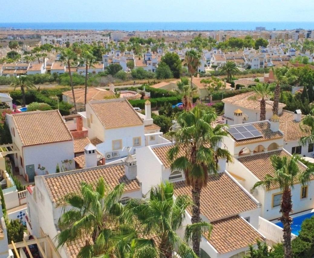 For sale - 3 Bedroom 2 Bathroom Villa in Orihuela Costa - Villamartin  - Alicante