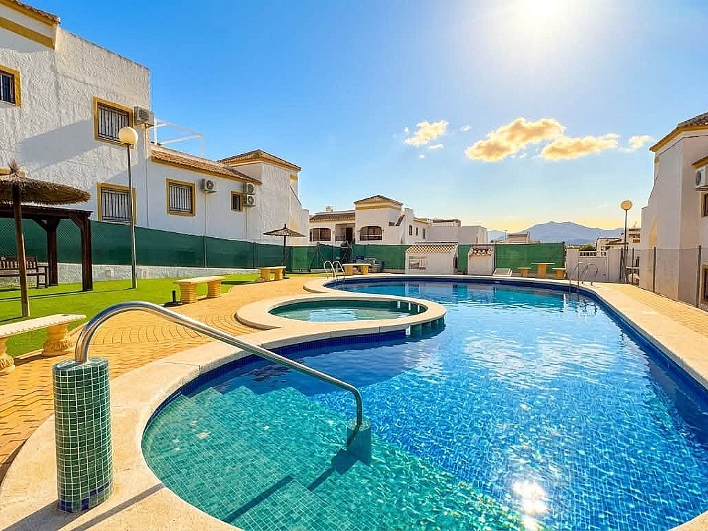 For sale - STUNNING 2BED 1BATH TOP FLOOR APARTMENT ENTRE NARANJOS -  - Alicante