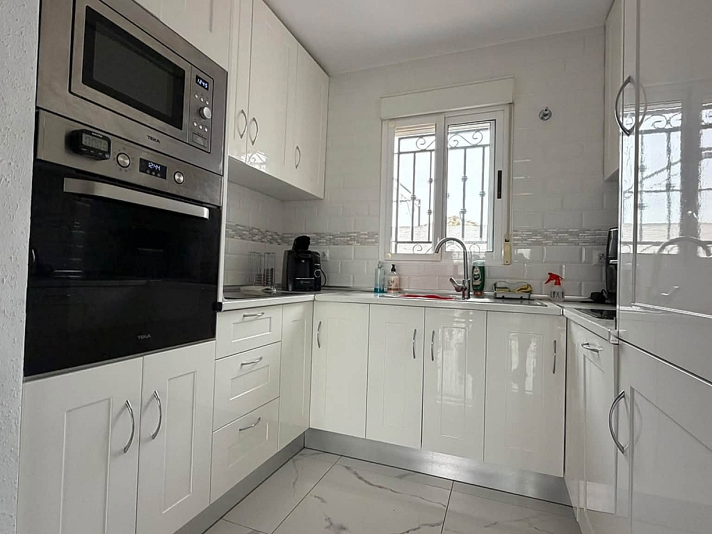 For sale - STUNNING 2BED 1BATH TOP FLOOR APARTMENT ENTRE NARANJOS -  - Alicante