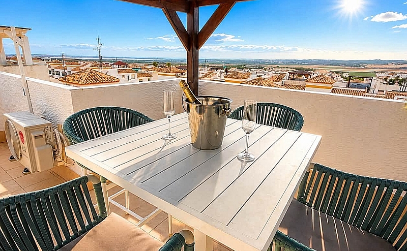 STUNNING 2BED 1BATH TOP FLOOR APARTMENT ENTRE NARANJOS