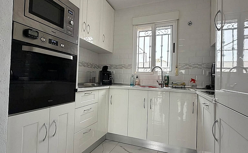 STUNNING 2BED 1BATH TOP FLOOR APARTMENT ENTRE NARANJOS