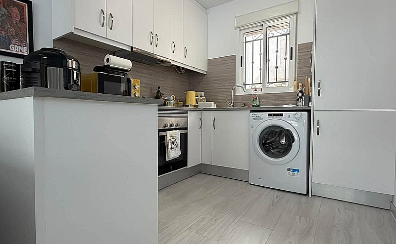 STUNNING 2BED 1BATH TOP FLOOR APARTMENT ENTRE NARANJOS