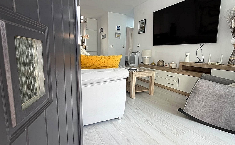 STUNNING 2BED 1BATH TOP FLOOR APARTMENT ENTRE NARANJOS