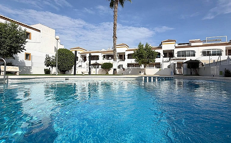 STUNNING 2BED 1BATH TOP FLOOR APARTMENT ENTRE NARANJOS